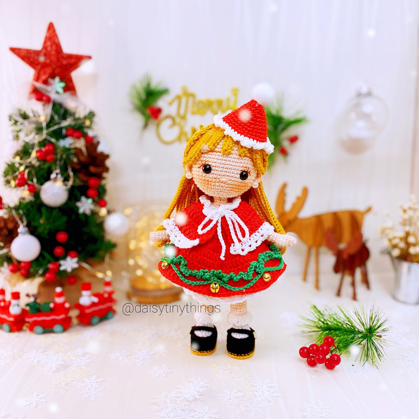 Scarlett the little Santa girl (US term)